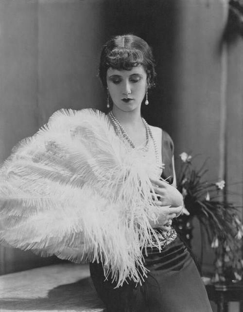 Frances Howard wearing Técla pearls, photographed by Edward Steichen for Vanity Fair, 1925