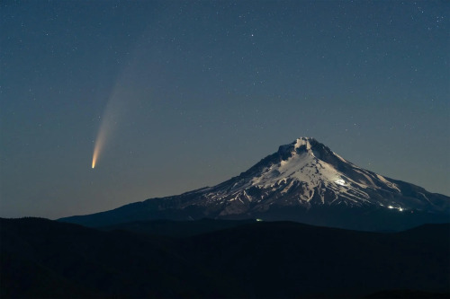 itscolossal:Bright Comet NEOWISE Captured Shooting Above Mount Hood by Photographer Lester Tsai