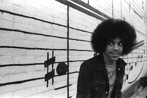 twixnmix:19-year-old Prince photographed by Robert Whitman outside Minneapolis’ old Schmitt Music Headquarters, 1977.  @fairyneko 