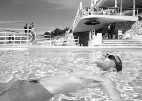thelostsmiles: Benedict Cumberbatch in the Eden Roc pool at the Hotel Du Cap during the Cannes Film 
