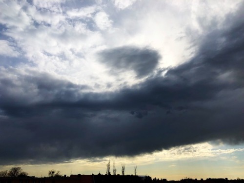 Himmel über Steglitz - 4. April 2018, 17:53h
