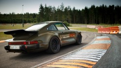 tunedandracecars:  Porsche 911 930