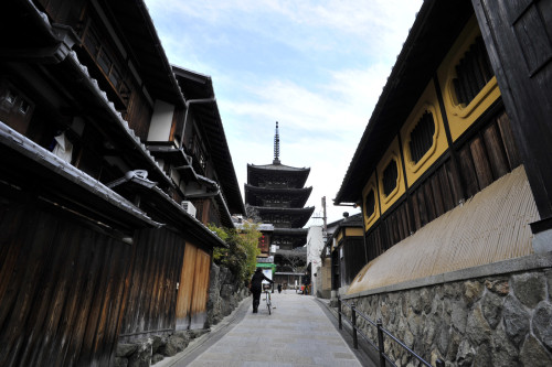 20140303 Kiyomizu-dera 9 by Bong GritVia Flickr:八坂通から八坂の塔を見上げてます。夜になるとすごく雰囲気良さそうな感じ。@Yasaka dori, Hi