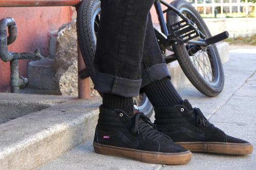 vansbmx: White foxing get too dirty too fast? Try some SK8-HI Pro in Black/Gum Worn by Calvin Kosovi