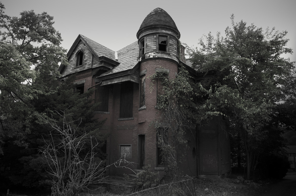 sixpenceee:    This is the Bailey mansion it’s supposedly haunted, and was an inspiration