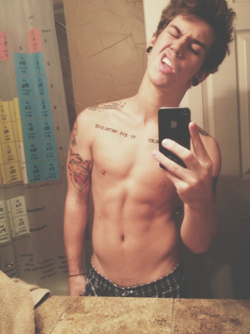 vndercontrol:  Uhhhh my hair is out of control?????