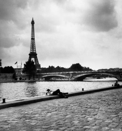 lostsplendor: Paris, July 1952 by Robert Capa (via Magnum Photos Blog)