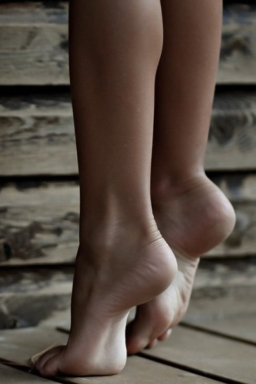 extreme-hotties-feet:  Toe Addiction 