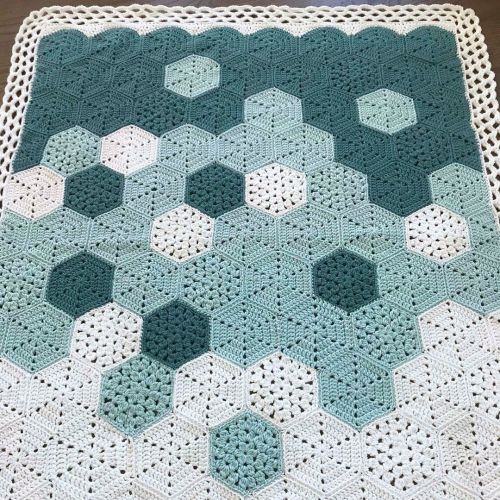 deboraholearypatterns:I hexagons! These guys are fun to make. This is made with @berrocoyarn Vint