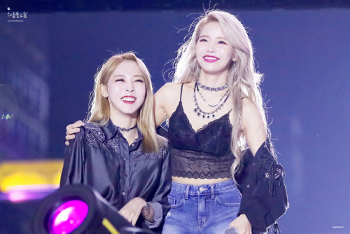 MoonSun - Playful Stage Style