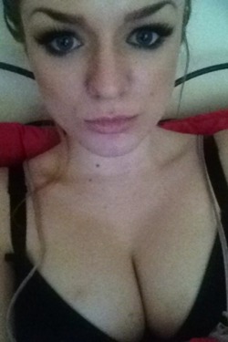 bellevixen:  Today I was all eyebrow, boobs