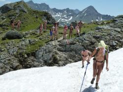 nudisthotspot:  valleynudist:  Hike Naked
