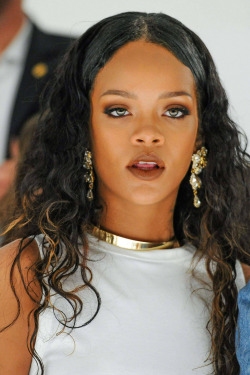 fuckyeahrihanna:  Rihanna at Versus Versace Fashion Show at New York Fashion Week #3 