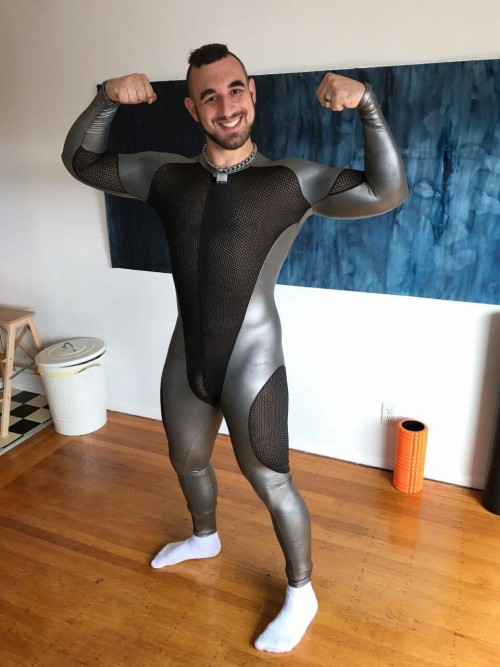 dieselpup: Best gift ever!!! Flexing for his man.