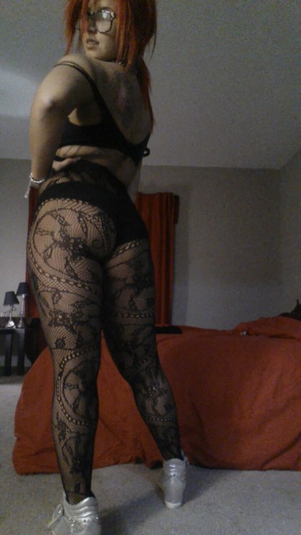 MylilREDD:TighhhhtsSexy woman in black floral pantyhose byMylilREDD.Woman in pantyhose