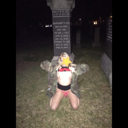 nut-kiss:  I’m a star   baby you are cute and sexy. do that at my tombstone please