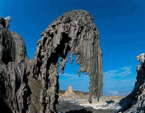 darksideoftheshroom: Lava frozen during an eruption