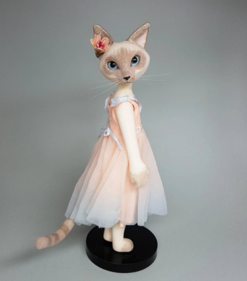 catsbeaversandducks: Amazing cat dolls made by Rachel Brown. Via moonwhiskersdolls &lt;3