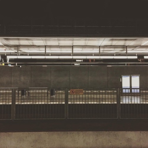 #travelphotography #instapic #instadaily #wanderlust #cityrambler #sweden #station  (at Malmö Centra