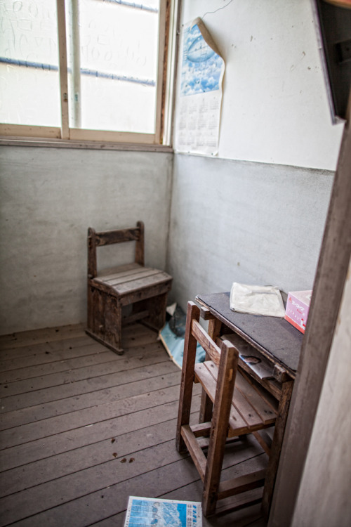 The naughty room.  I am guessing this closet was used as a kind of “solitary confinement&rdquo