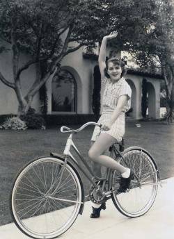 le-narrateur:Actress Ruby Keeler in a fashion