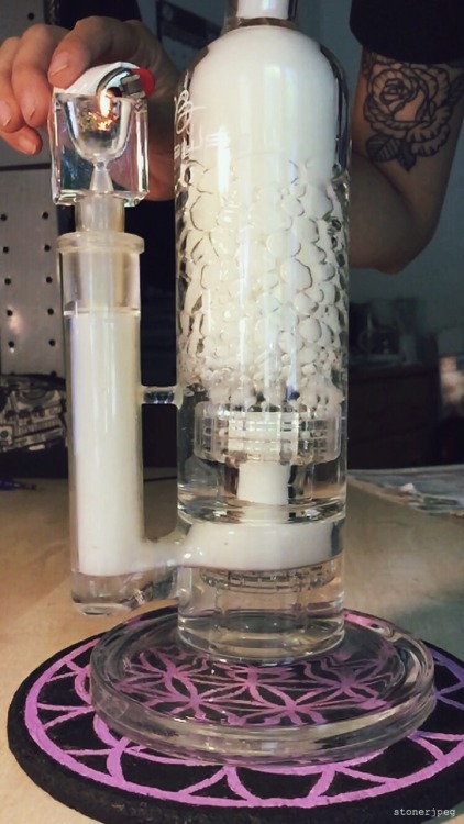 stonerjpeg:  Clean bong feels 😌