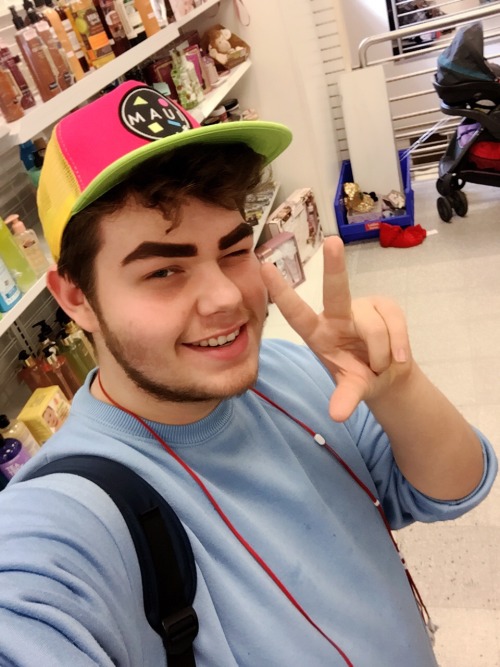loneliest-bara:  new hat!