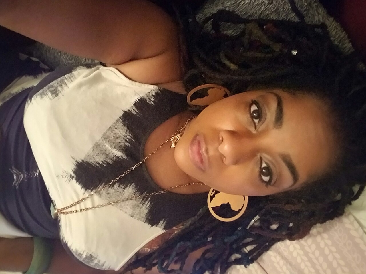 dynastylnoire:  The sofa selfie series continues