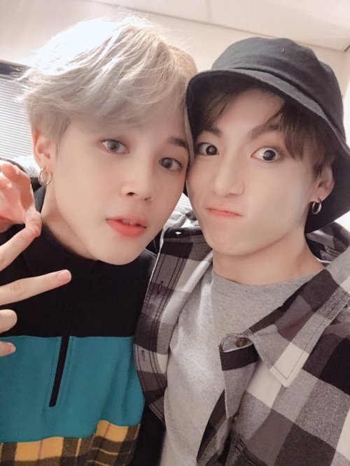 181014 Jungkook’s Tweet지민이형 생일 추카해피벌떼이 pic.twitter.com/M0aaQTd0L7Jimin hyung, congrats on your birth