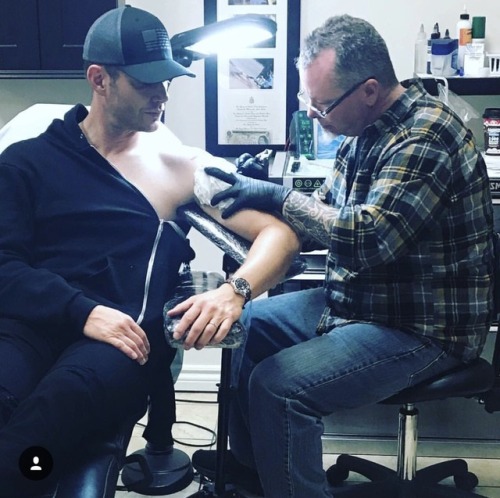 Jensen got a tattoo! He got it for JJ. It’s so sweet. vía Instagram