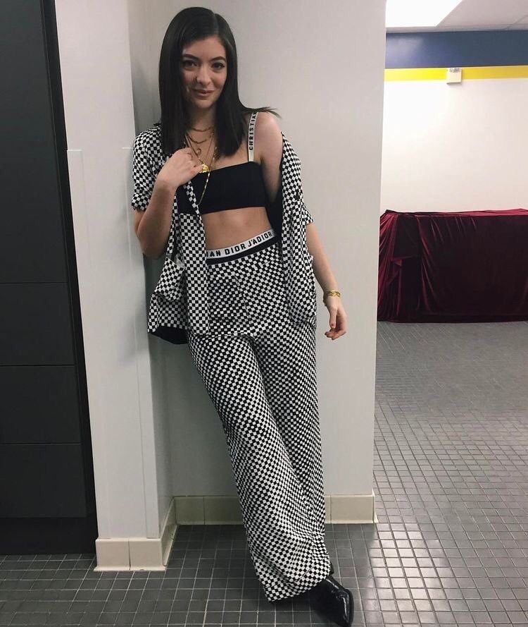 venuskissed:  venuskissed:  LOOK AT LORDE  DID YALL SEE THIS  
