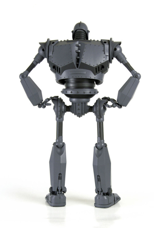 The Iron Giant Deluxe Figure by Mondo The Iron Giant Deluxe Figure is the most highly detailed Iron 