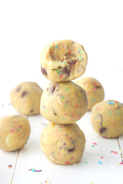 nom-food:  Edible funfetti cookie dough 