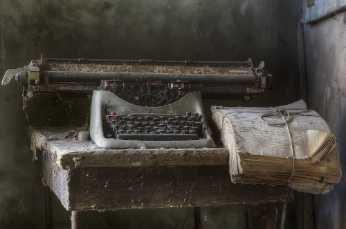 abandonedandurbex:  No one present to type. Photo by Andrea Pesce [2048 X 1359] Source: https://www.reddit.com/r/AbandonedPorn/comments/5521vs/no_one_present_to_type_photo_by_andrea_pesce_2048/ 