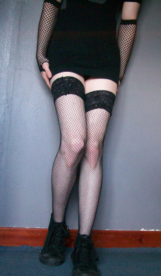 Alexandria-Cd:  Feetcdadore:  Fishnets :)  I Can Feel Something Stirring In My Panties.