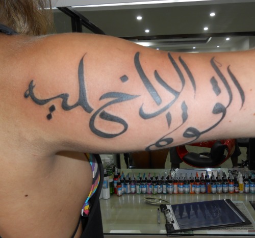 inflatablegiraffes:
“ my new tattoo, got it done in bali. means inner strength in arabic.
”
Nice calligraphic style.