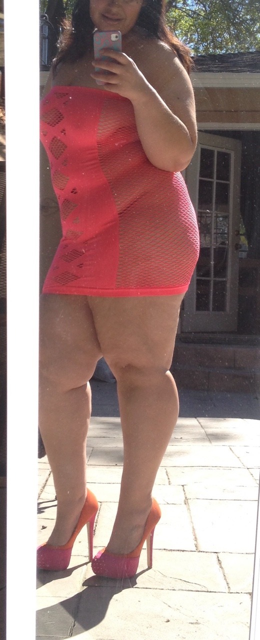 hipsncurvesplus:  Quick preview of today’s outdoor shoot! Hugs!!