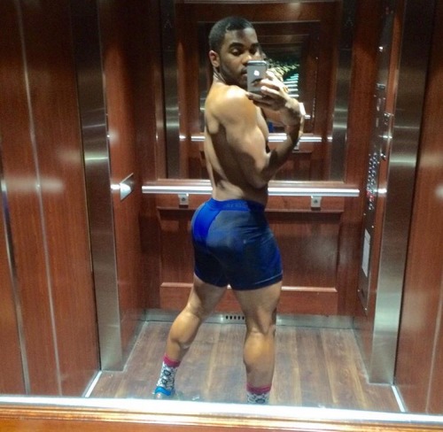 seacrit14:  getitmoist:  IG : Bodyamazin & it is.  Went to college with this guy