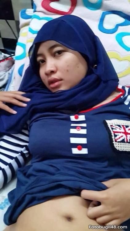 Porn photo bugildo:  foto bugil cewek hijab digrepe