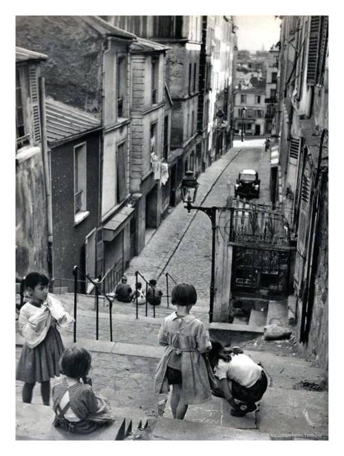 Janine Niépce, Le passage Julien Lacroix, à Ménilmontant, Paris, 1957 Nudes &amp; Noises  