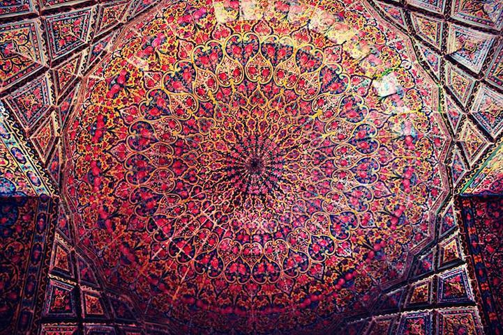 deducecanoe:  mymodernmet:  The stunning Nasir al-mulk Mosque hides a gorgeous secret