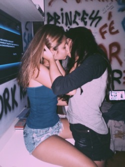 klassi-lesbians:  ♥️