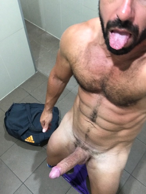 9-inch-cock:Horny at the gym