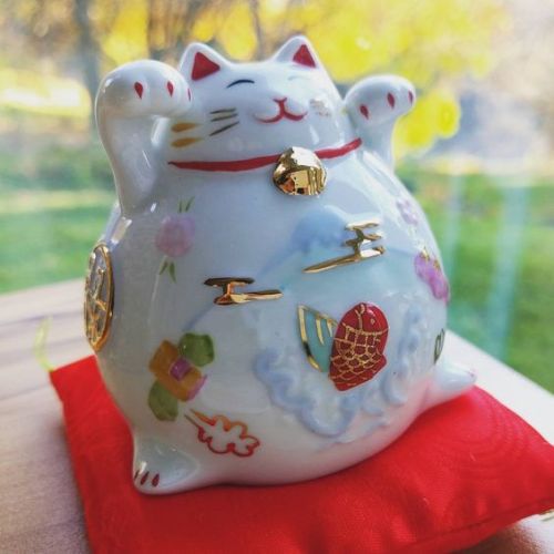 rendakud:Maneki neko : “beckoning cat” (=^･ｪ･^=)招き猫 (まねきねこ)The maneki neko has been arou