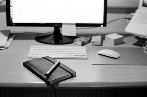 pbecker:  Workstation of http://petervoth.tumblr.com 