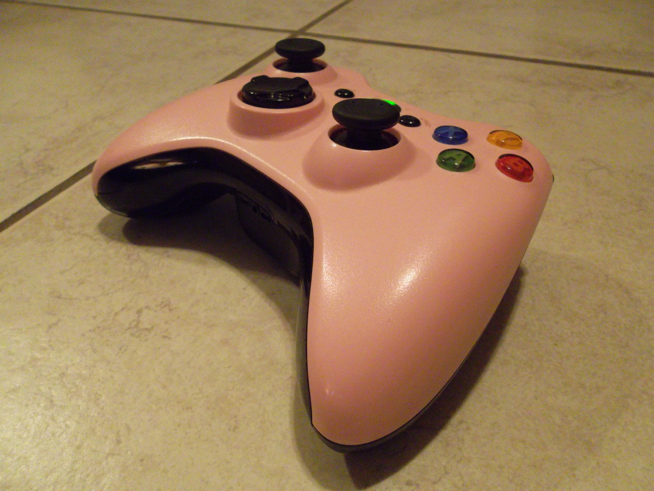 Amber&rsquo;s custom 360 controller, featuring the discontinued pink faceplate