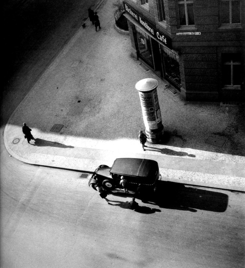 itcameasnosurprise-blog: Starnbergerstrasse. Berlin, 1931. Eva Besnyö 