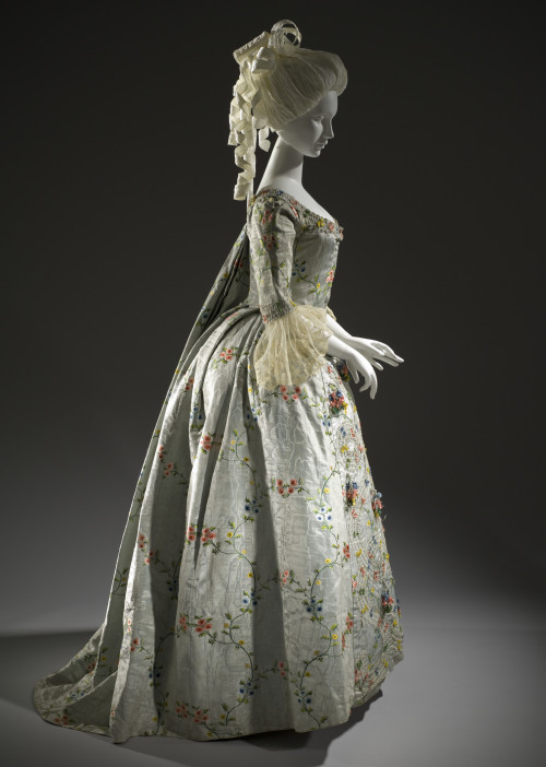 lookingbackatfashionhistory:• Woman’s Dress and Petticoat (Robe à la française).Place of origin: Pro