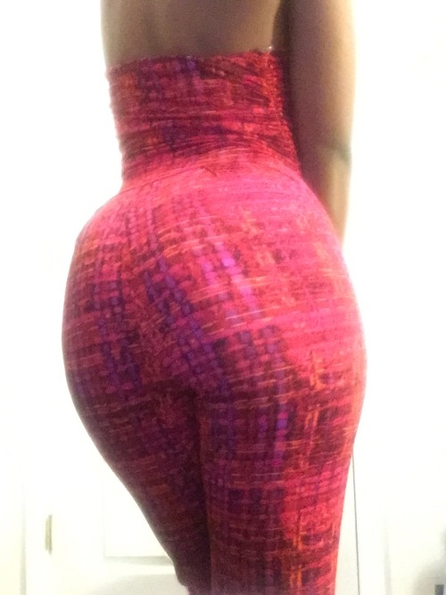 thecherrywinehouse:  I guess I look good in this color