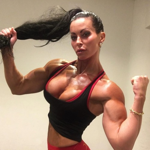 musculargoddesses:  Adriana Kuhl
